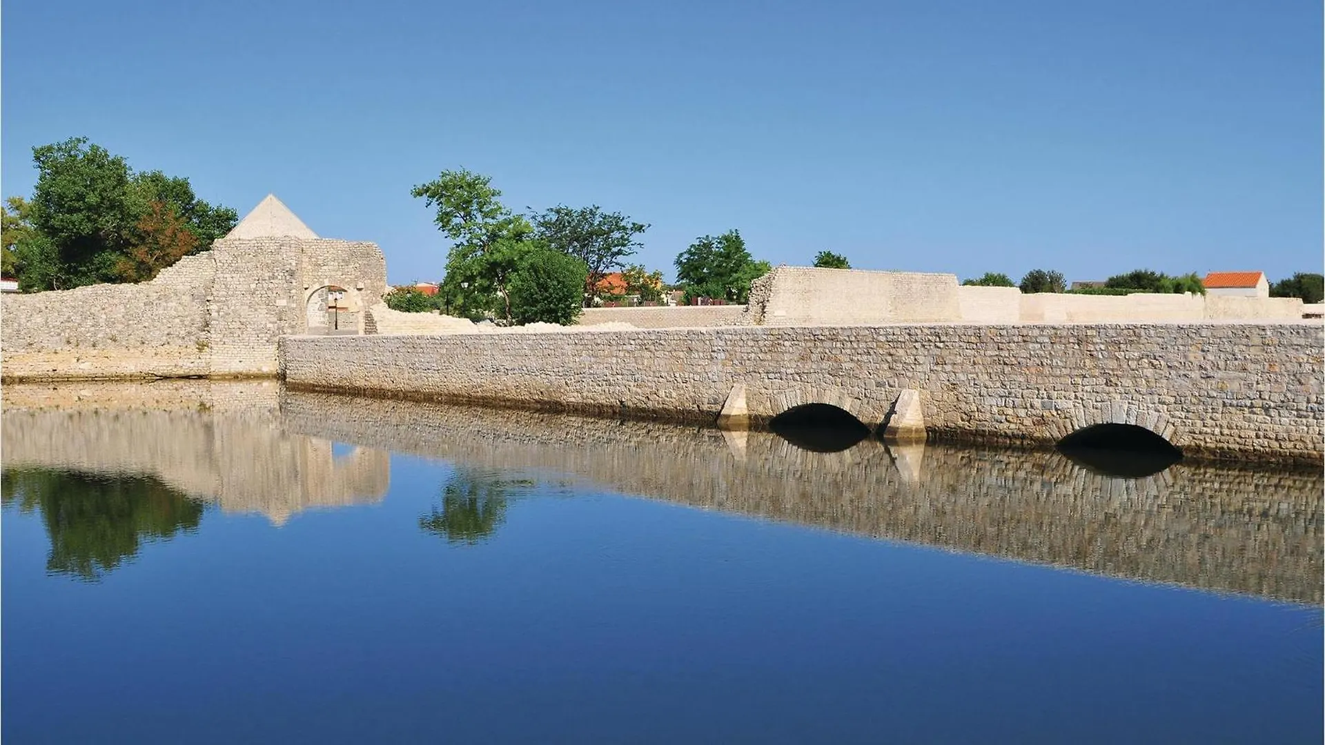 Gorgeous Apartment In Nin With Wifi 0*,