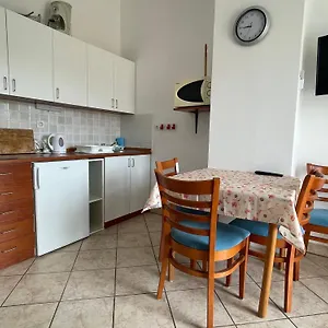 Apartament Zora, Nin